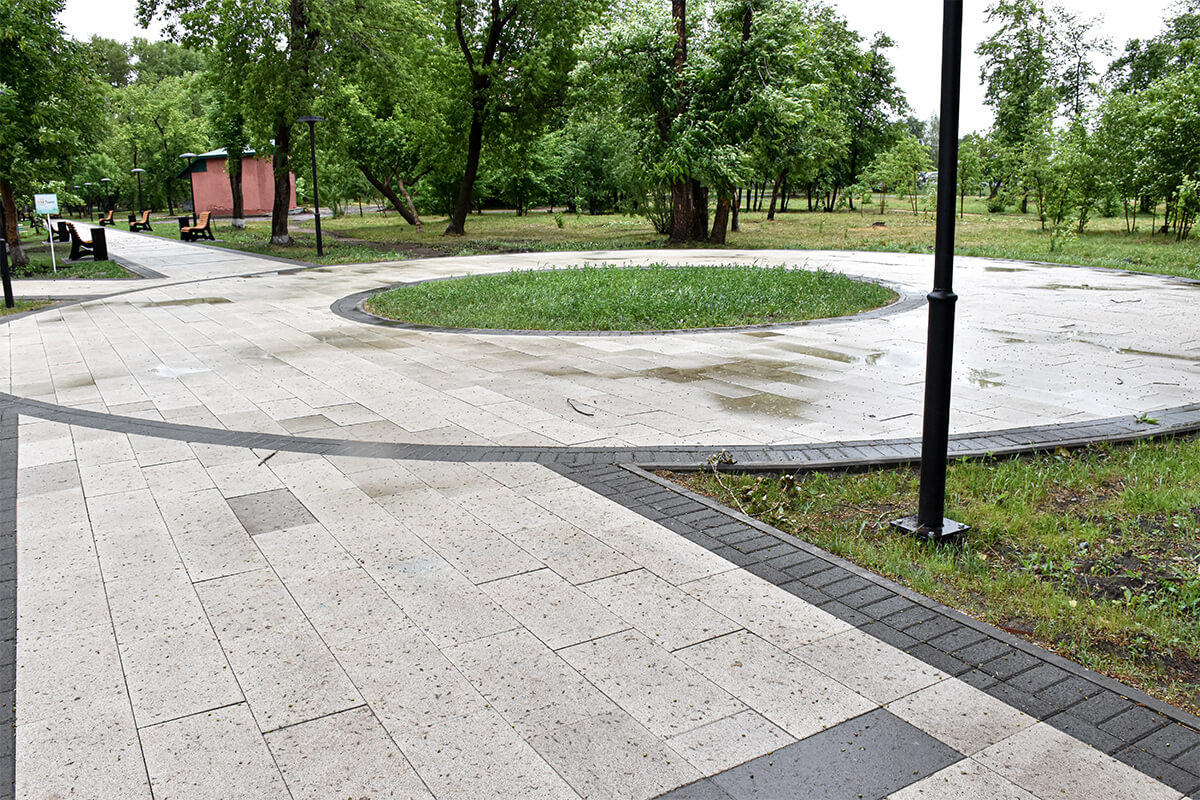 Крупная тротуарная плитка в парке, плитка Алом «Мегаполис», цвет гранит