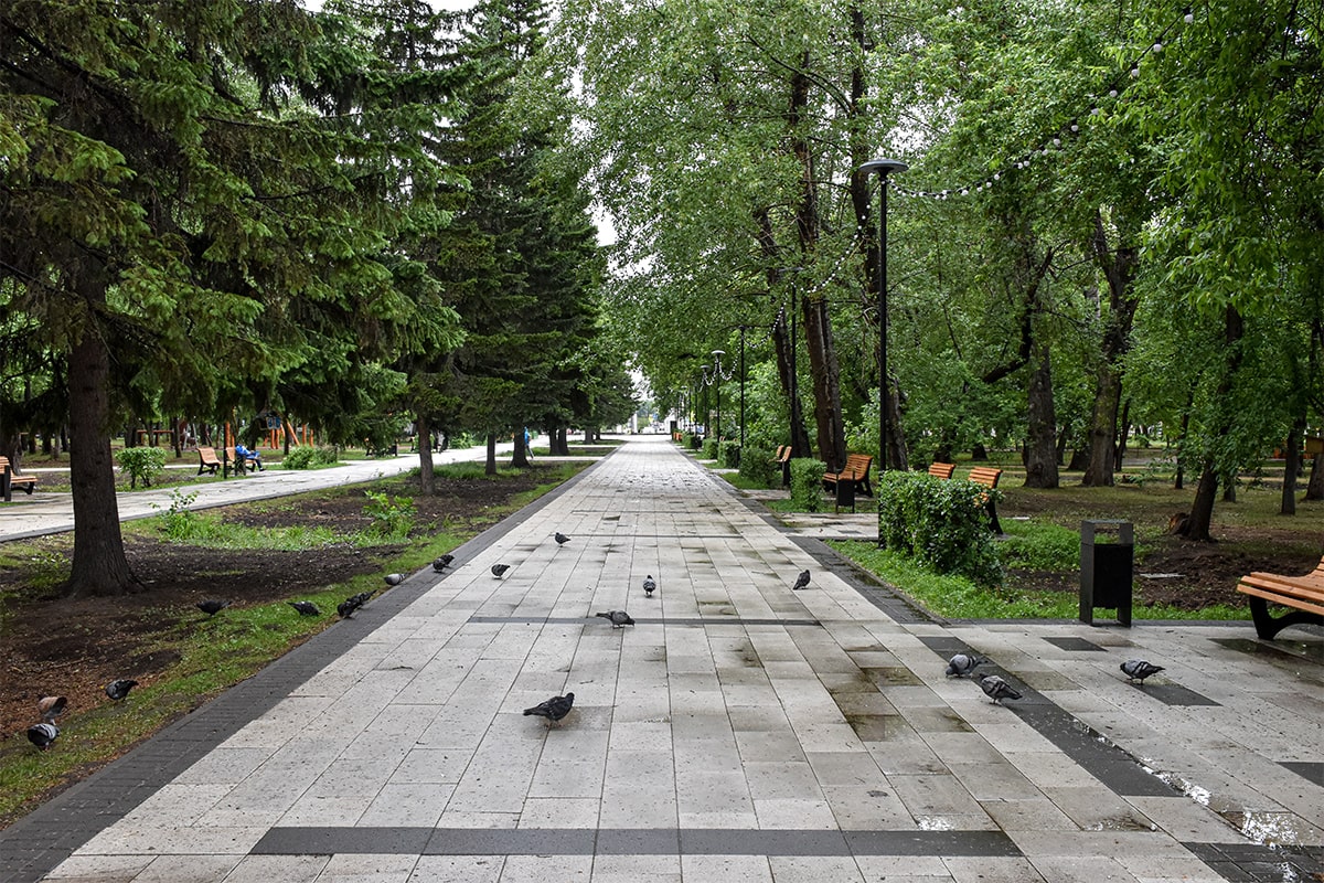 Крупная тротуарная плитка в сочетании серых оттенков, плитка Алом «Мегаполис»