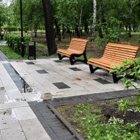 Крупная тротуарная плитка Алом и лавочки в парке