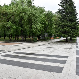 Крупная тротуарная плитка Алом серых оттенков в парке «Изумрудный», Барнаул