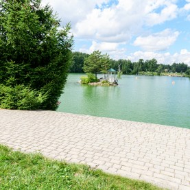 Набережная озера Ая, Горный Алтай Набережная озера Ая, Горный Алтай